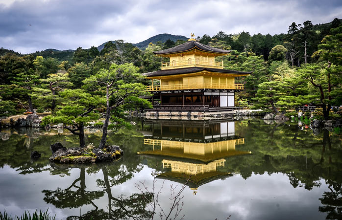 L’un des bâtiments les plus célèbres du Japon, le majestueux temple bouddhiste Kinkaku-ji est recouvert de feuilles d’or - road-trip au Japon