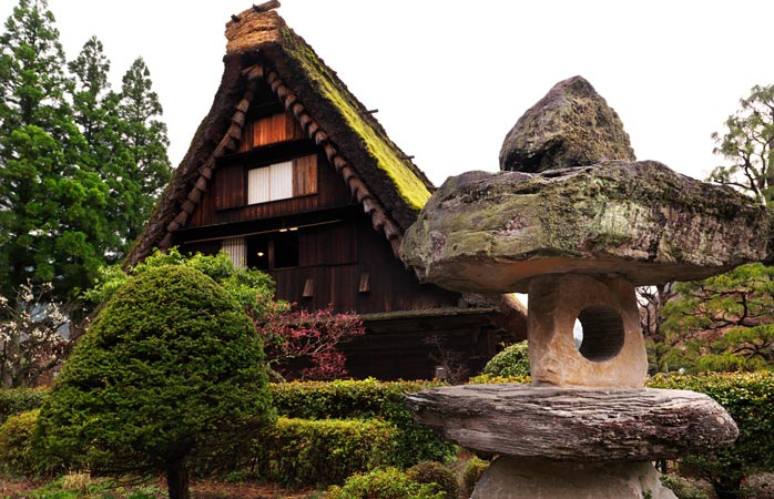Une maison traditionnelle avec son toit de chaume à Gassho - road-trip au Japon